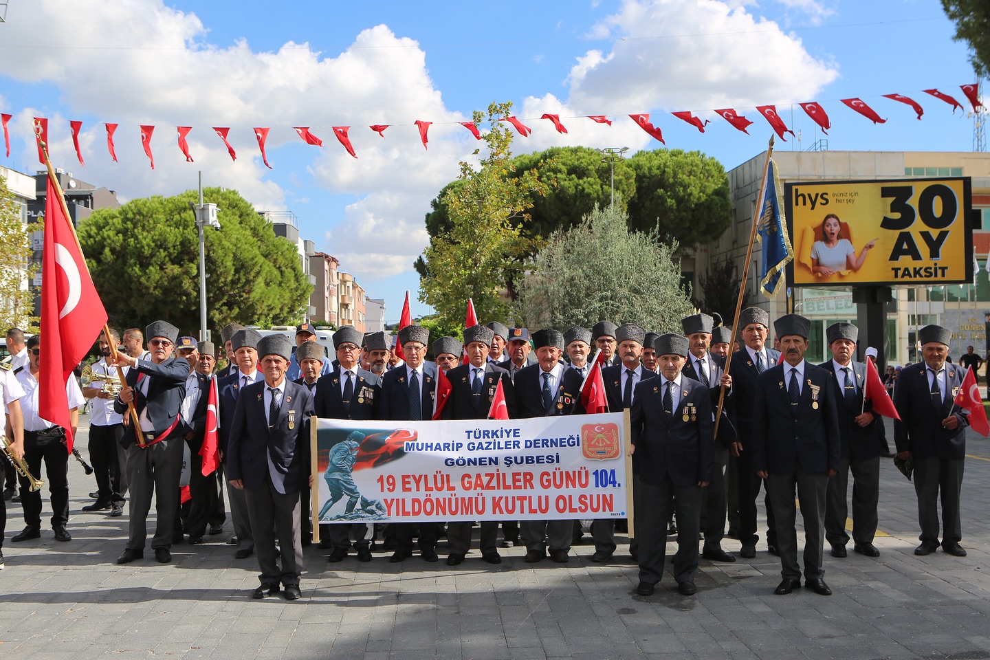 19 Eylül Gaziler günü münasebetiyle, İlçemiz Cumhuriyet Meydanında çelenk sunma töreni gerçekleştirildi.
