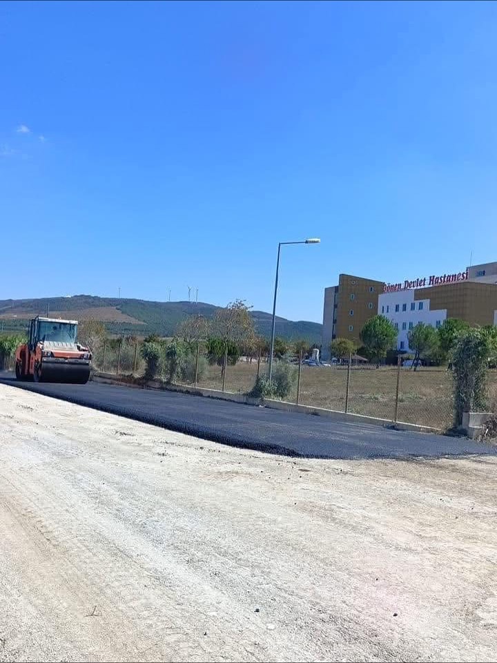Gönen Devlet Hastanesi Acil çıkış yoluna sıcak asfalt çalışması yapıldı.