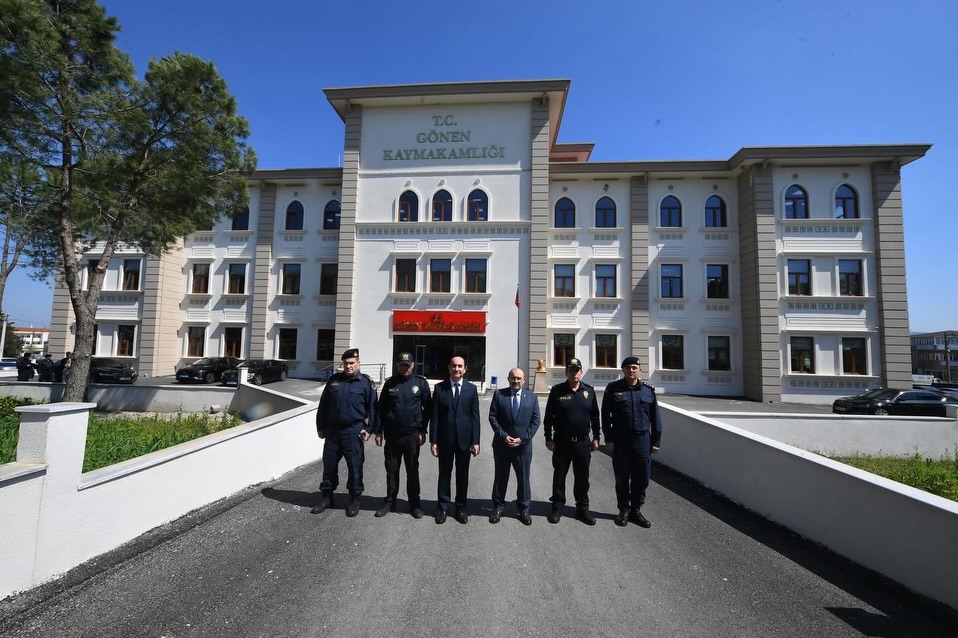 Balıkesir Valisi İsmail Ustaoğlu, yapımı tamamlanan Gönen Yeni Hükümet Konağı’nda incelemelerde bulundu.