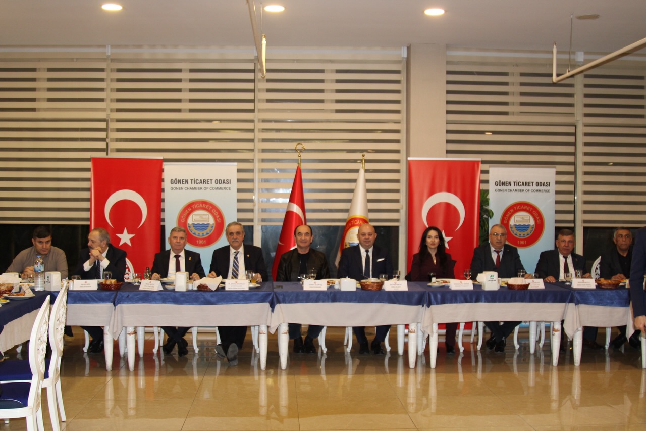 Gönen Ticaret Odası tarafından düzenlenen iftar yemeği, ilçemizde geniş katılımla gerçekleştirildi. Mutlular Yıldız Otel’de düzenlenen programa yaklaşık 750 davetli katıldı.