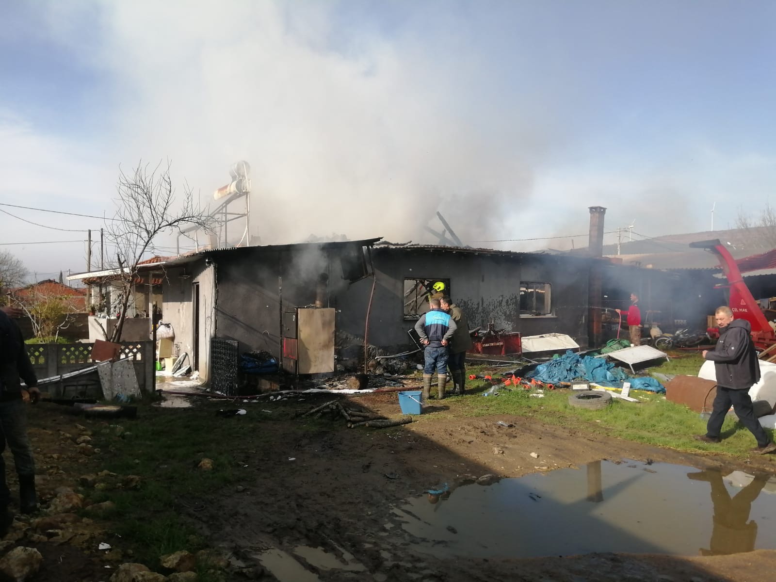 📍İlçemize bağlı Tütüncü Mahallesi’nde tek katlı müstakil bir evde yangın çıktı.