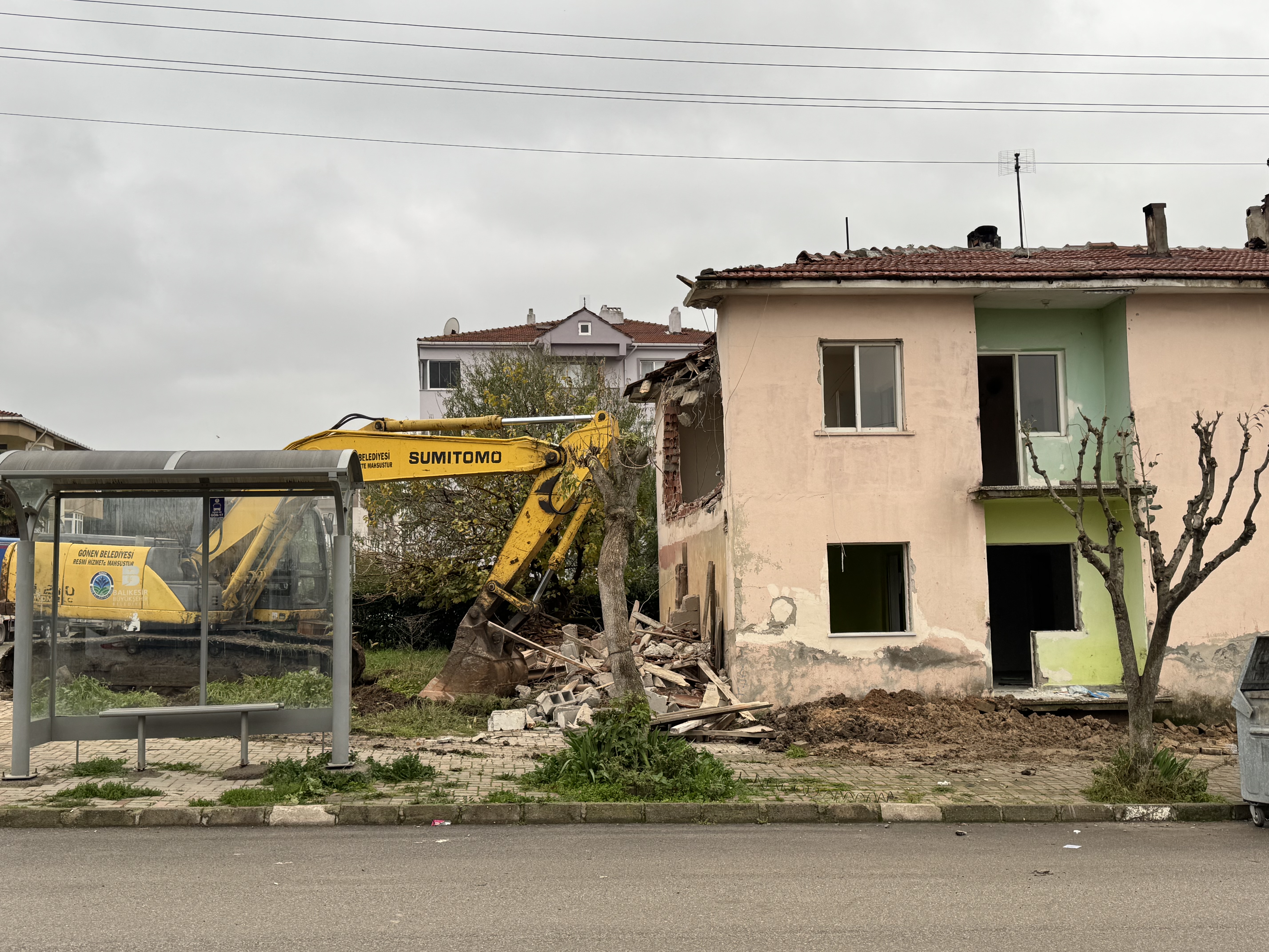 📍Tırnova Mahallesi’ndeki Belediye Evlerinin Yıkımına Başlandı